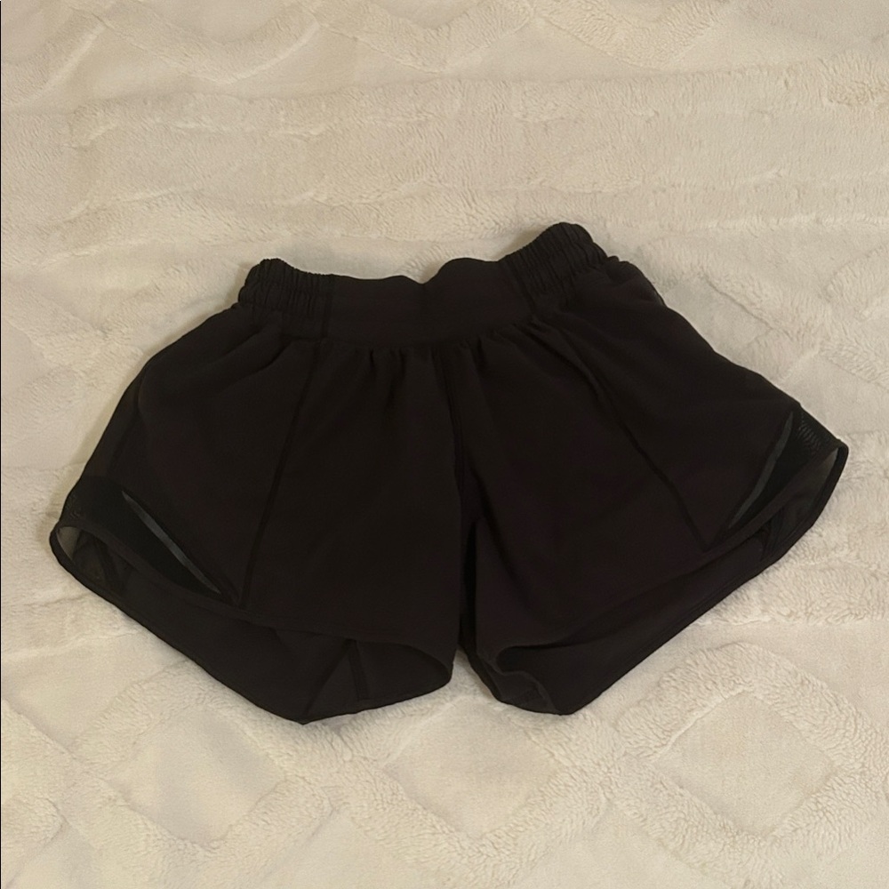 Lululemon black hotty hot 4” shorts